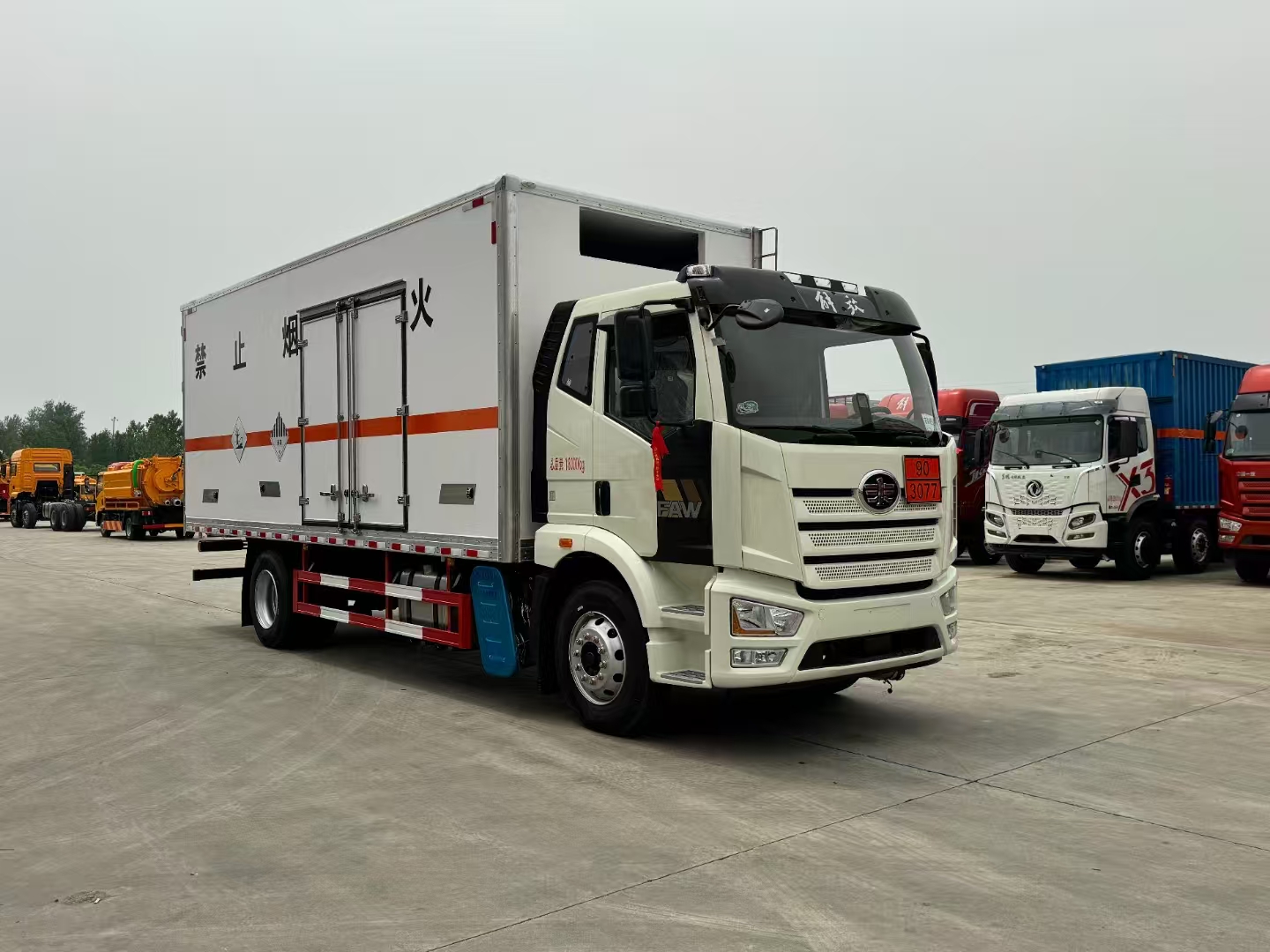 解放J6L国六带冷藏的危险品车