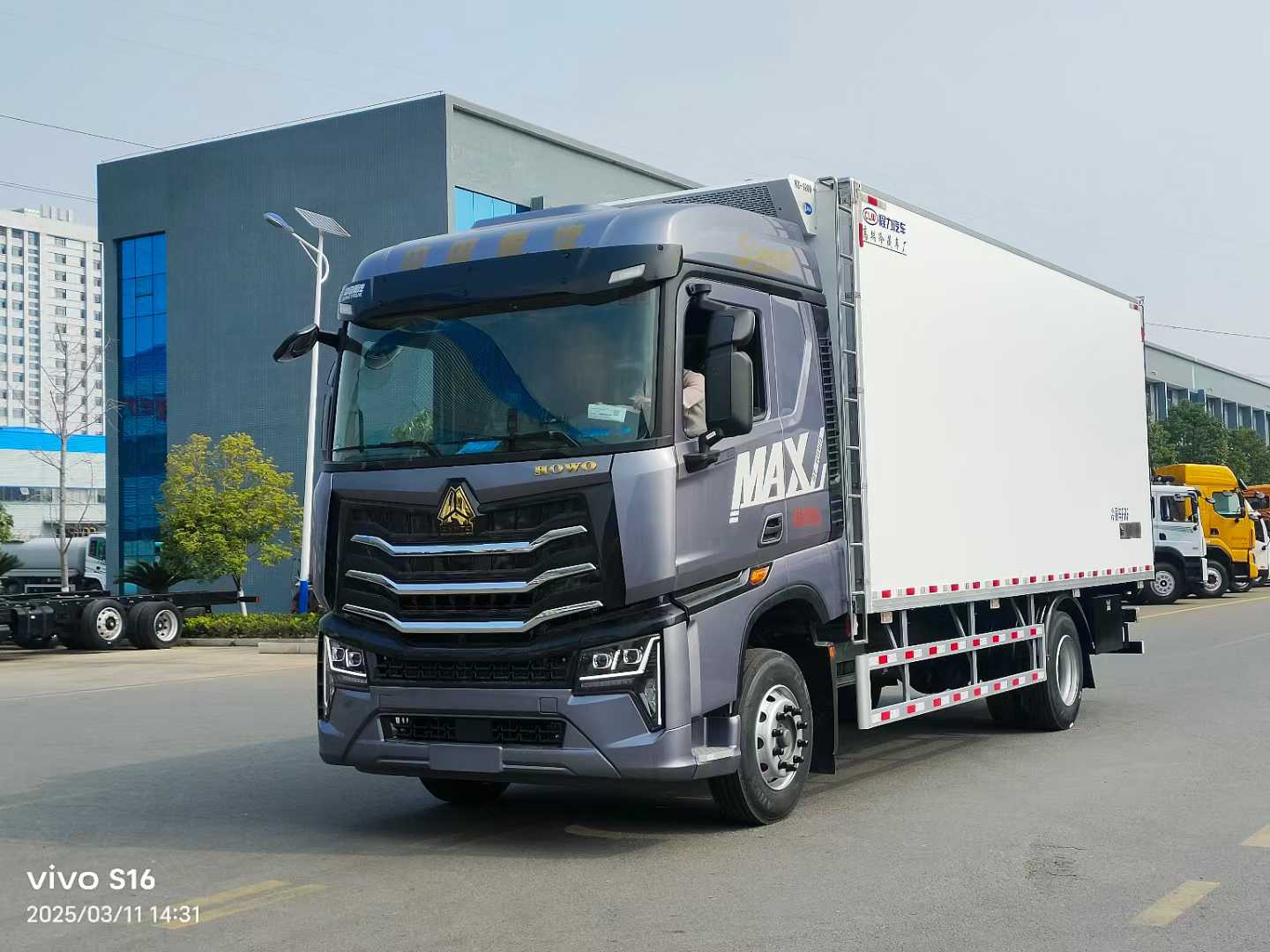 福田欧曼6米8国六350马力冷藏车