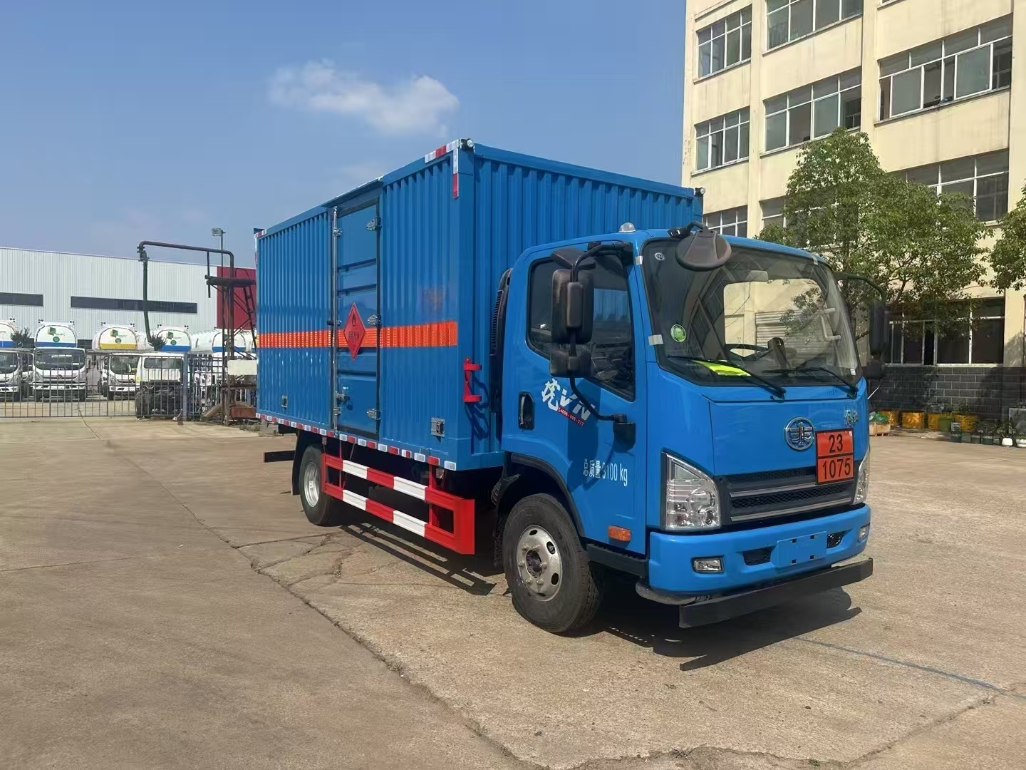 解放虎V国六蓝色瓦楞板危险品车