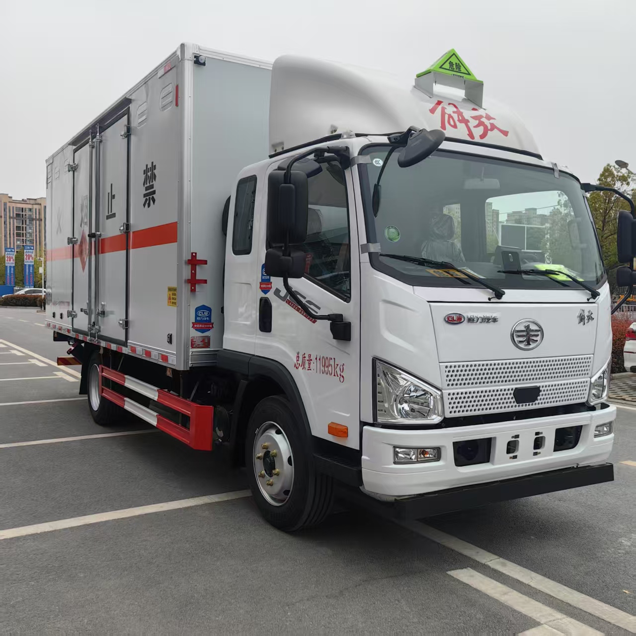 解放排半带尾板爆破车