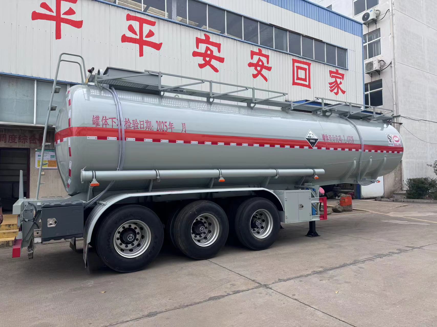 拉盐酸专用分体式腐蚀品罐式车