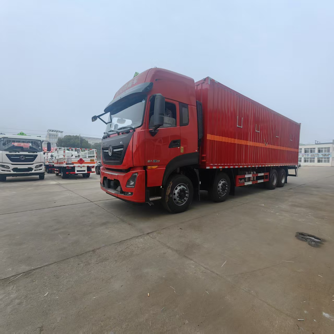 东风天龙前四后八红色危险品车