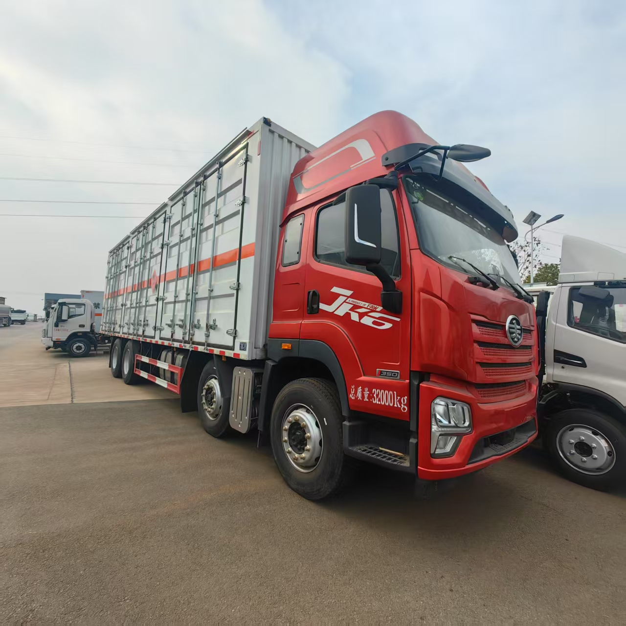 解放JK6前四后八国六危险品车