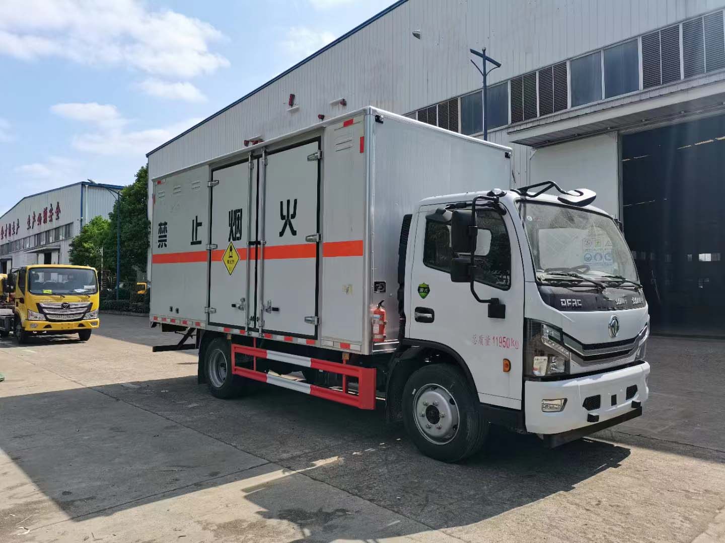 东风大多利卡国六氧化性危险品车
