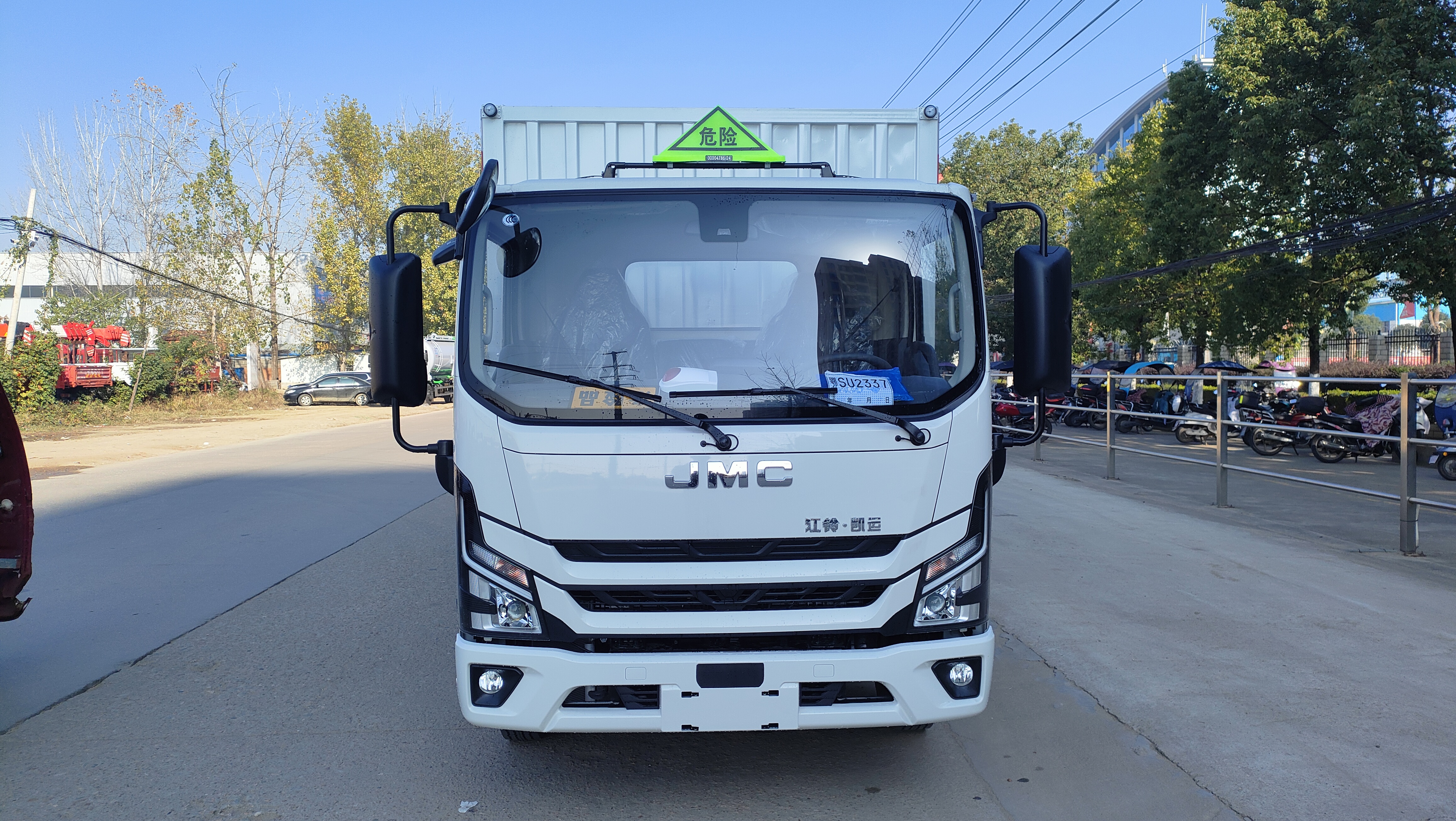 江铃凯运国六三类瓦楞板危险品车