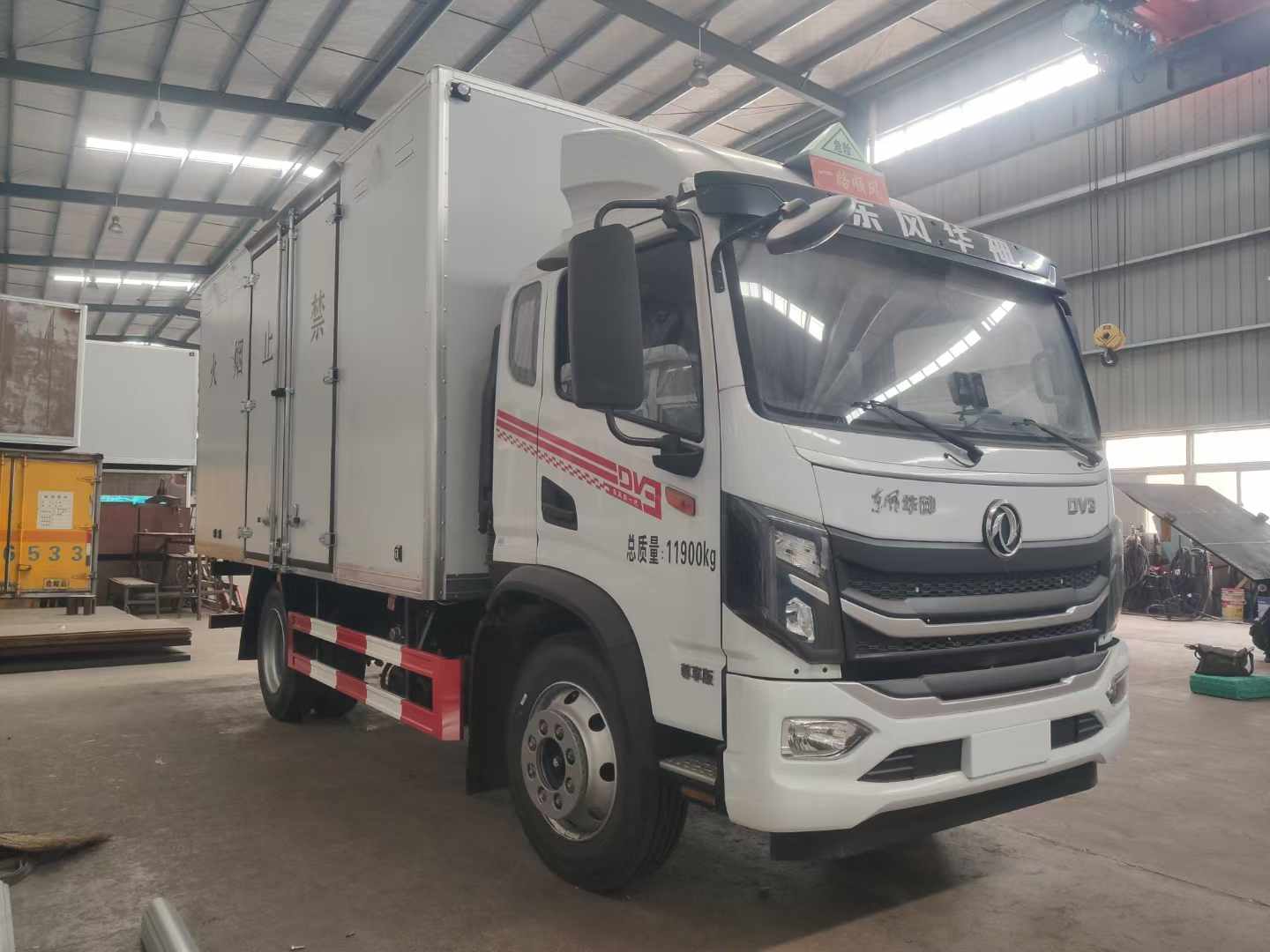 东风华神国六排半爆破器材运输车