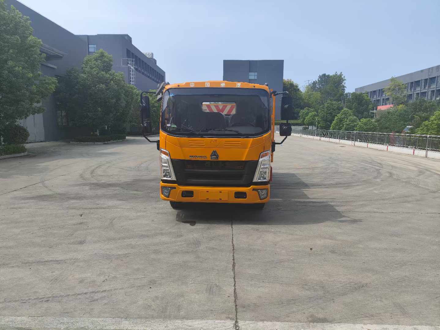 重汽蓝牌100K国六防撞缓冲车