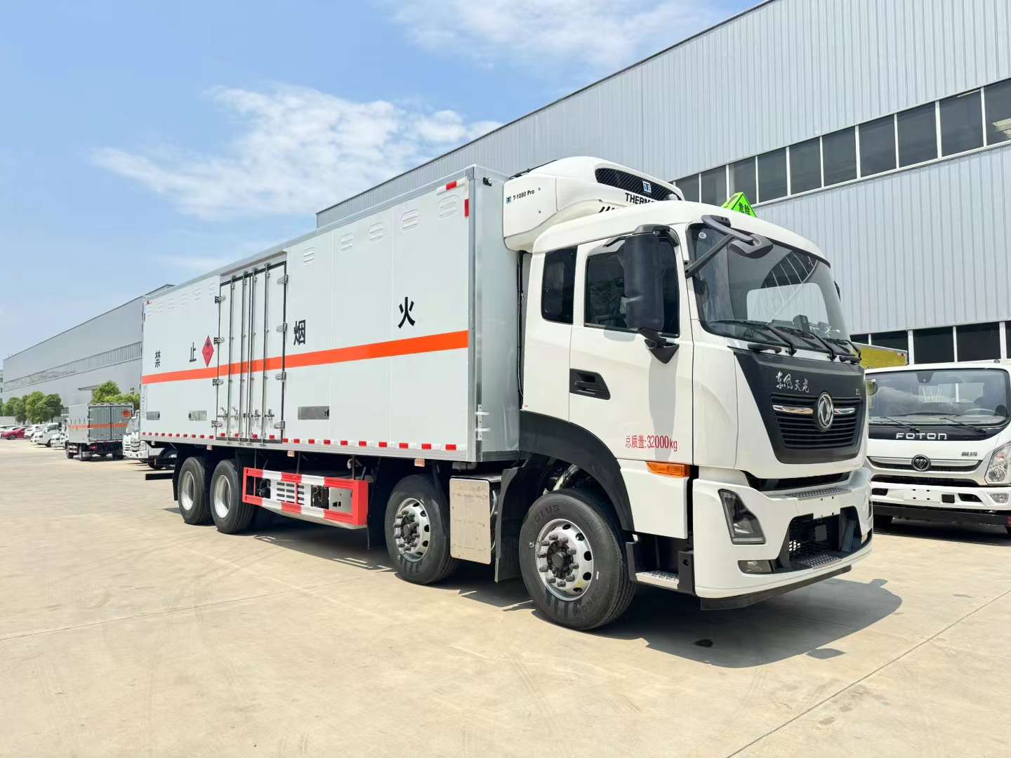 东风天龙国六前四后八带冷机危险品车
