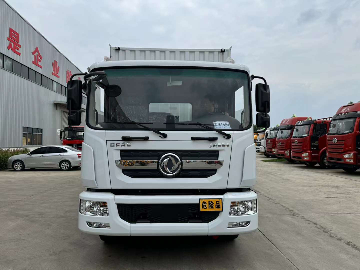 东风D9国六带左右开门危险品厢式运输车