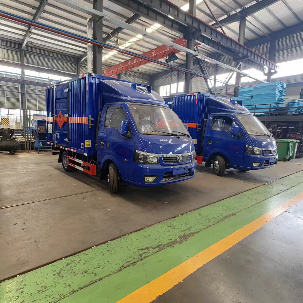 内蒙李总订购东风途逸蓝色二类危险品车