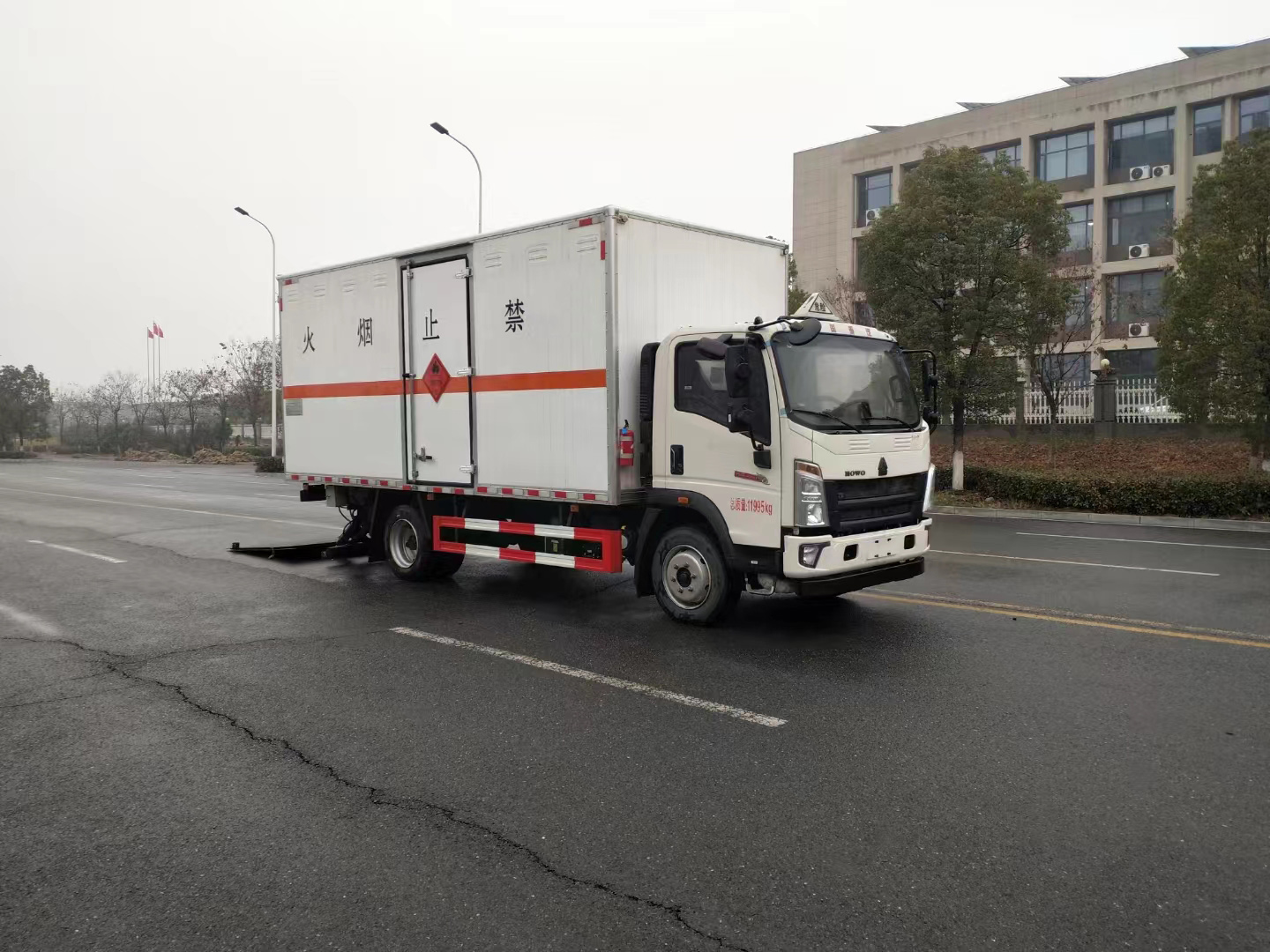 重汽5米5国六爆破车