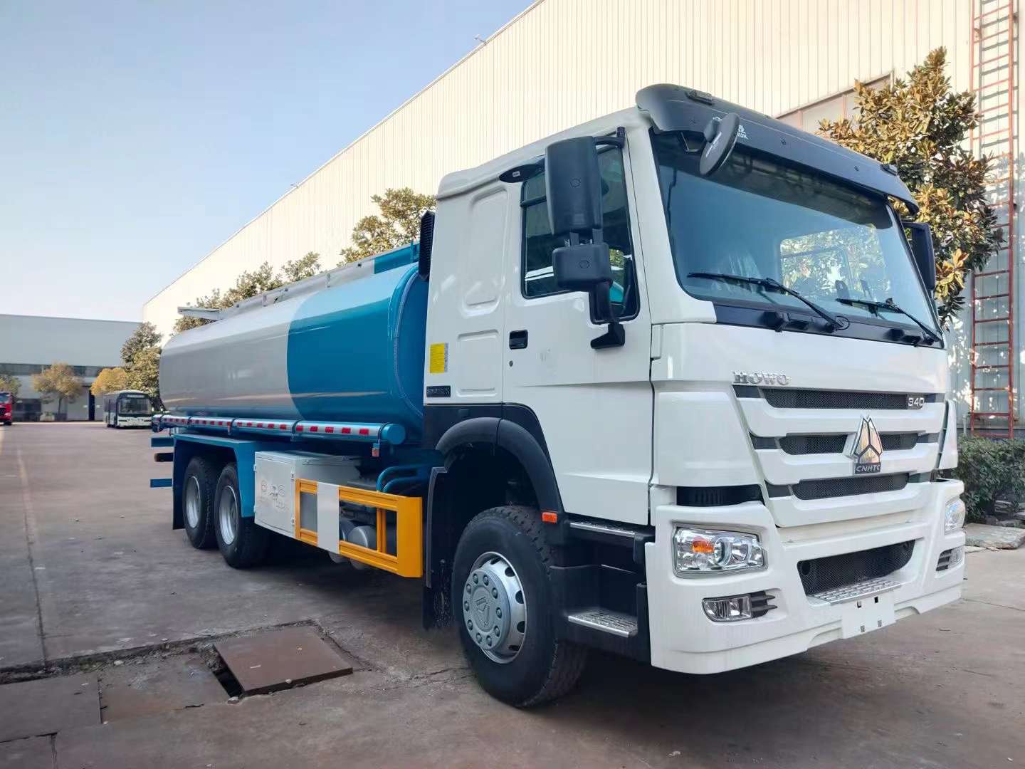 重汽后双桥出口油罐车