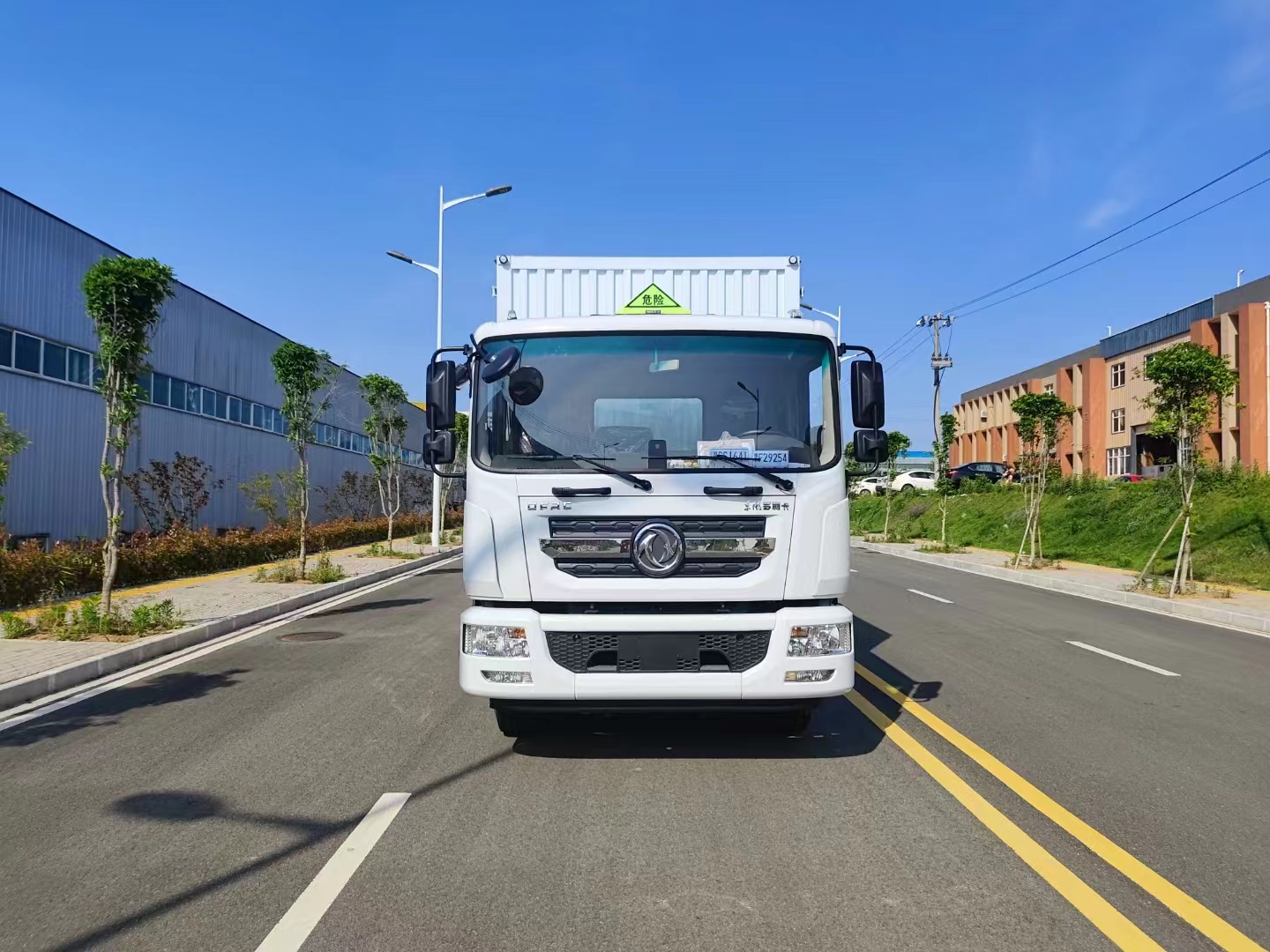 东风D9国六带左右开门杂项危险品车