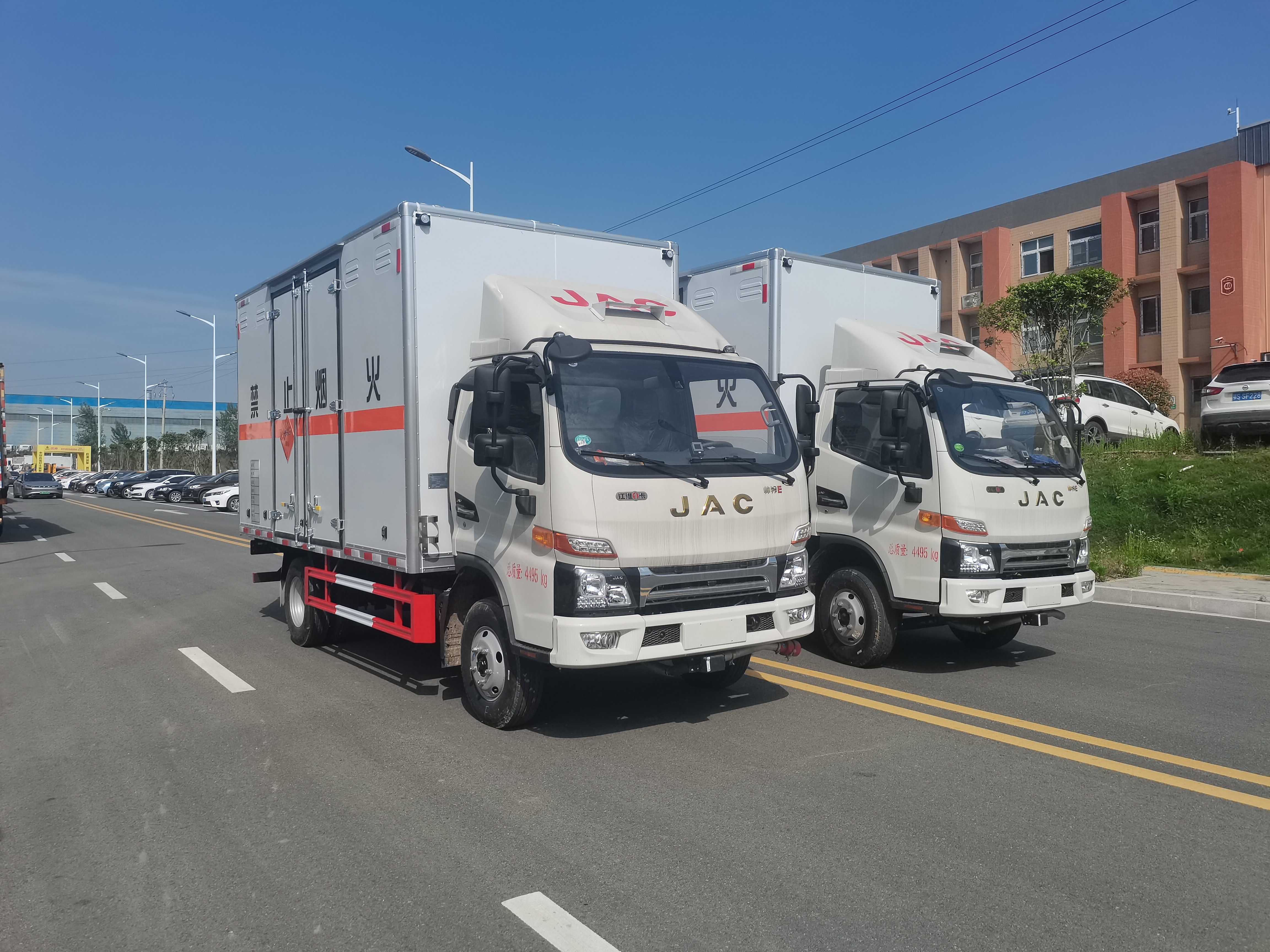 南京邹总订购2台江淮骏铃150马力爆破器材运输车