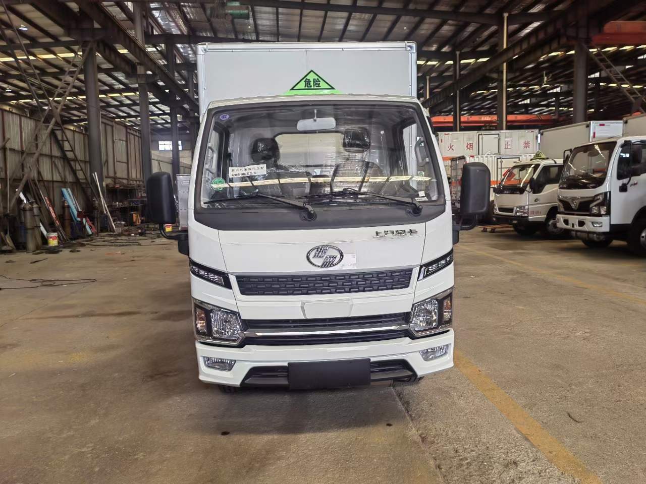 上汽跃进汽油132马力带尾板国六危险品车
