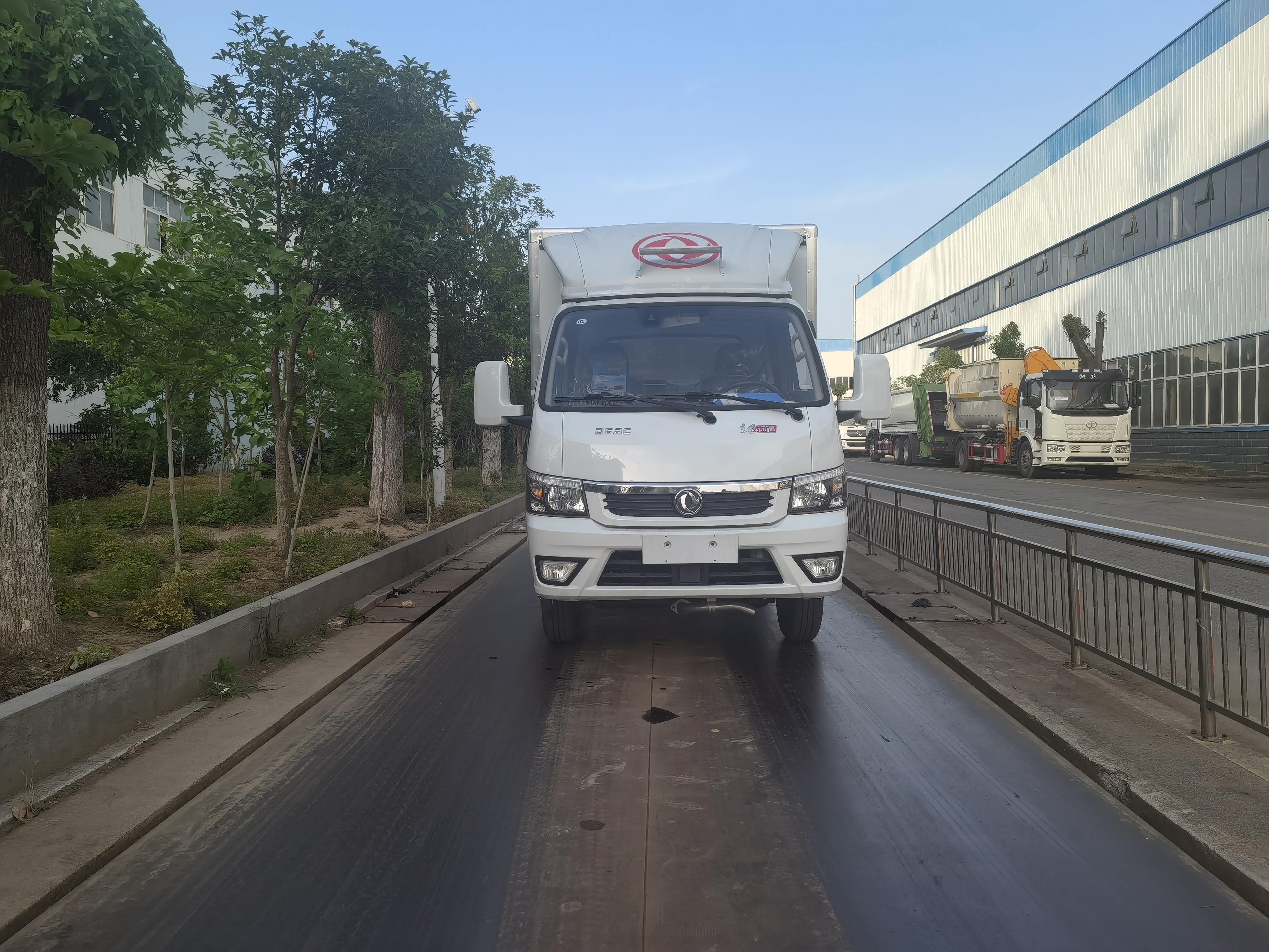 东风途逸国六汽油化学试剂运输车