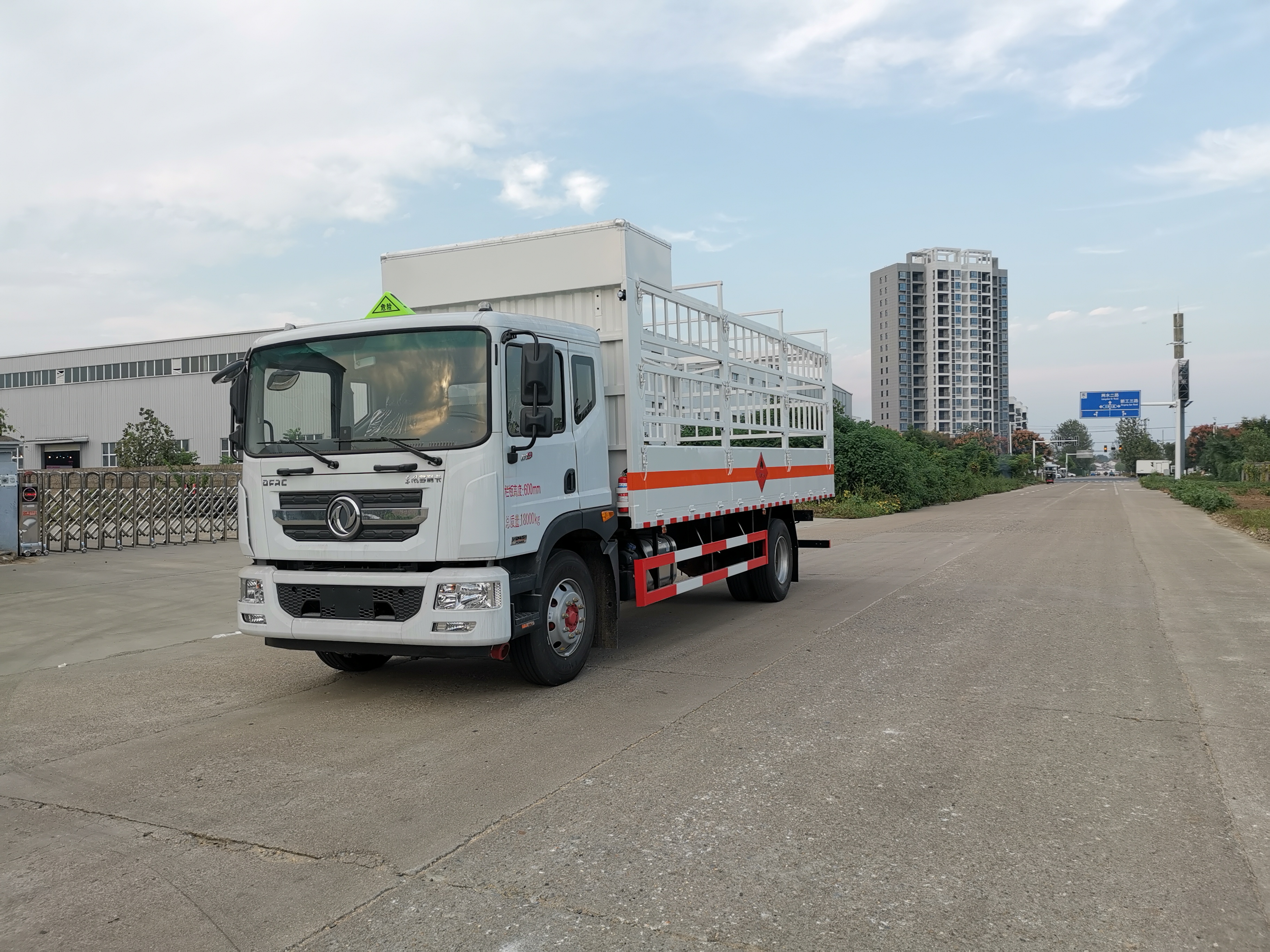 东风D9带滑道吊机气瓶车