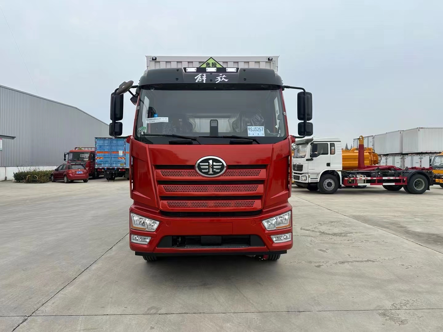 解放J6L国六带左右开门危险品车