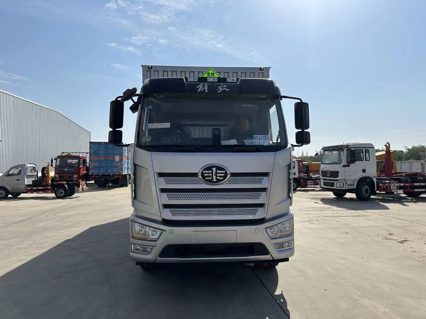 解放J6L国六银色带左右开门危险品厢式运输车