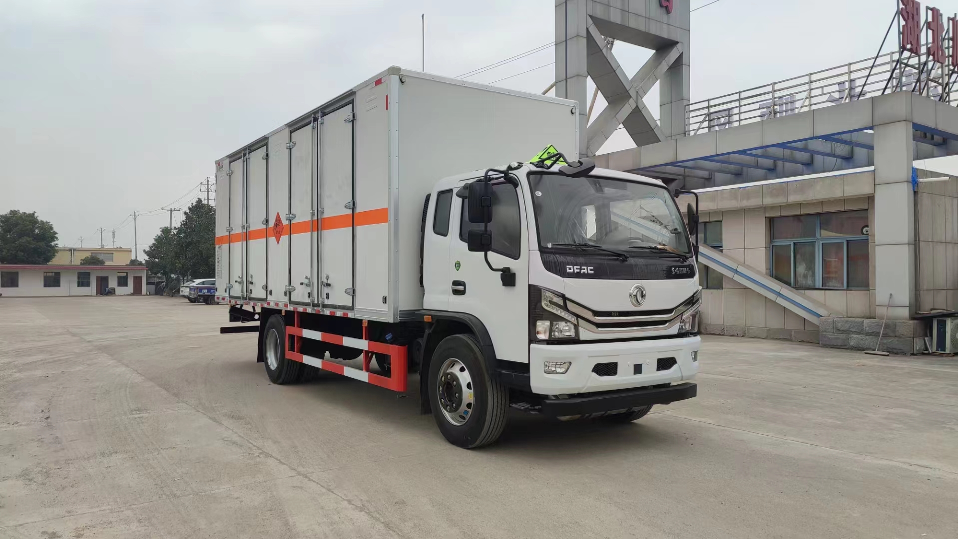 东风D8国六10吨爆破器材运输车