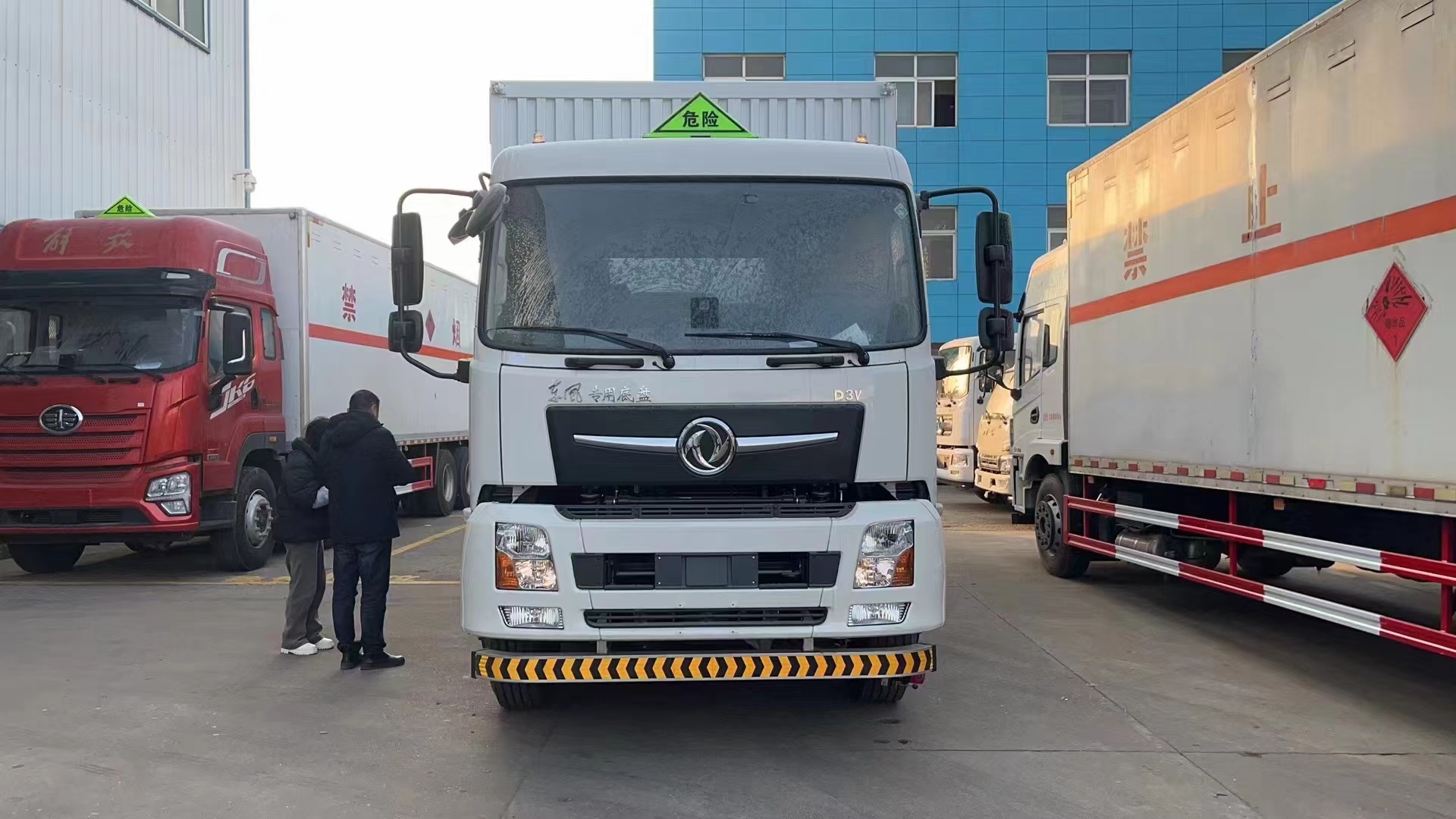 东风DV3国六三轴9米6瓦楞板危险品车