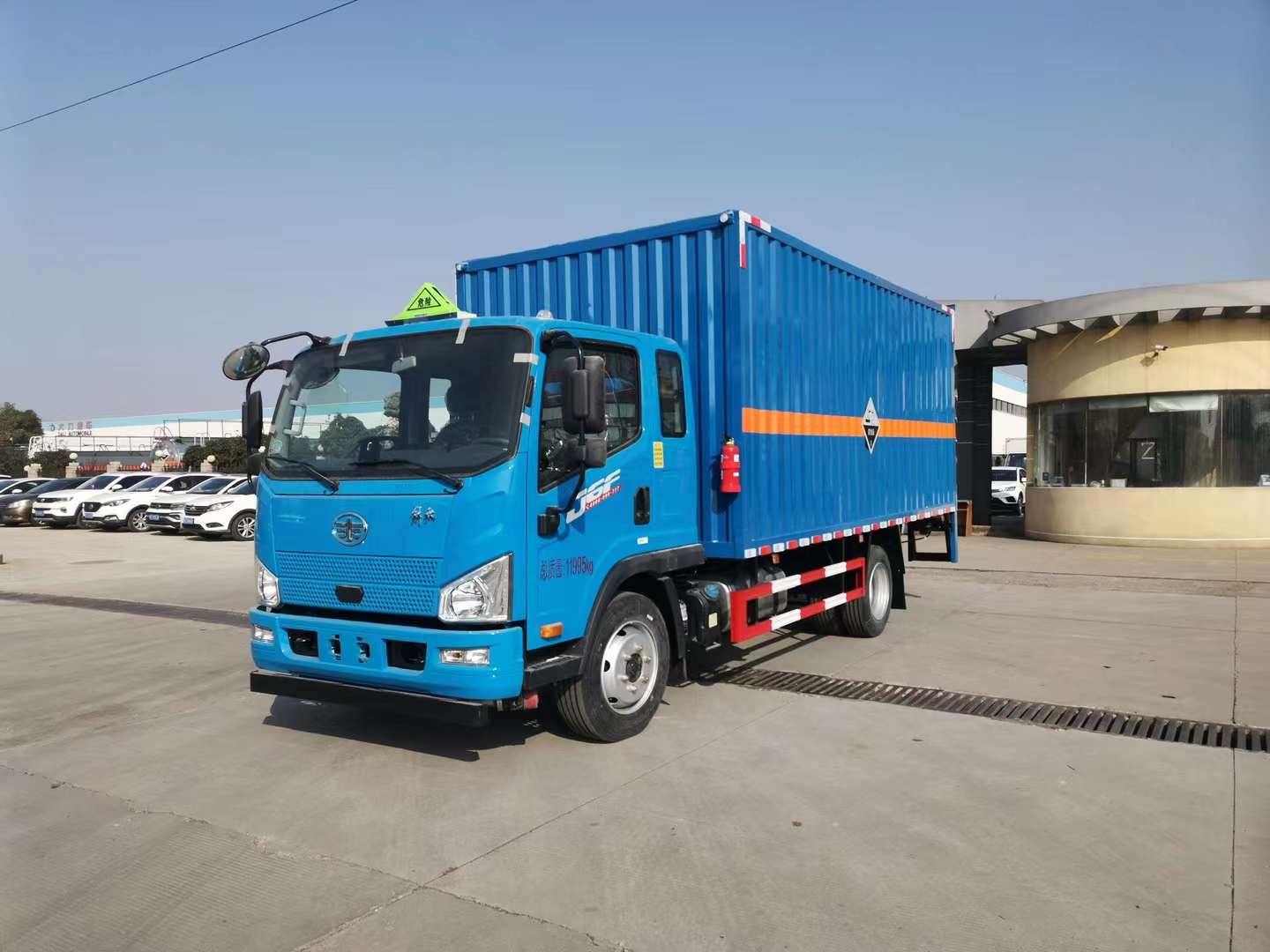 解放J6F国六瓦楞板排半危险品车