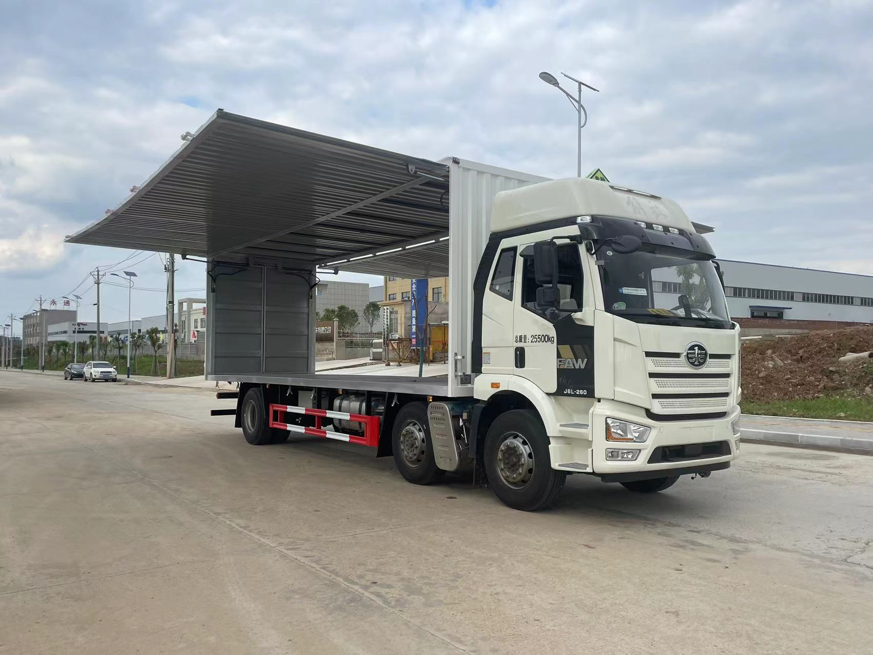 解放三轴翼展危险品车