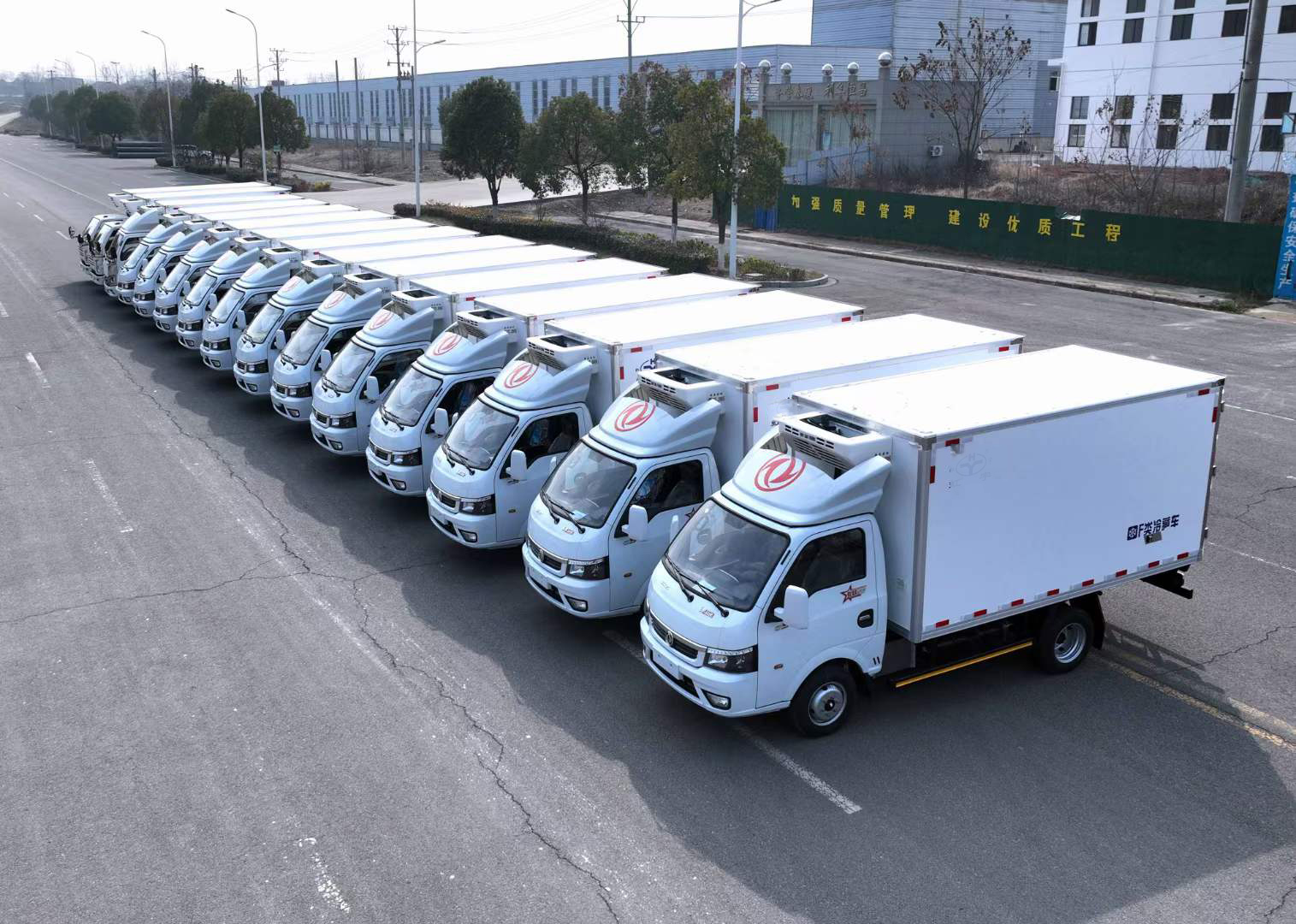 东风途逸国六冷藏车批量发车