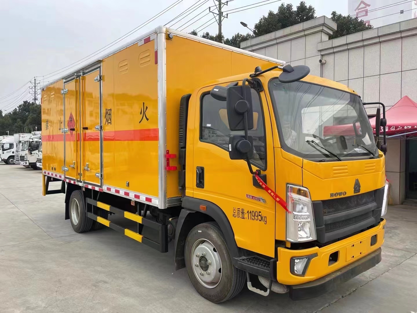 重汽5吨4米2易燃气体厢式运输车