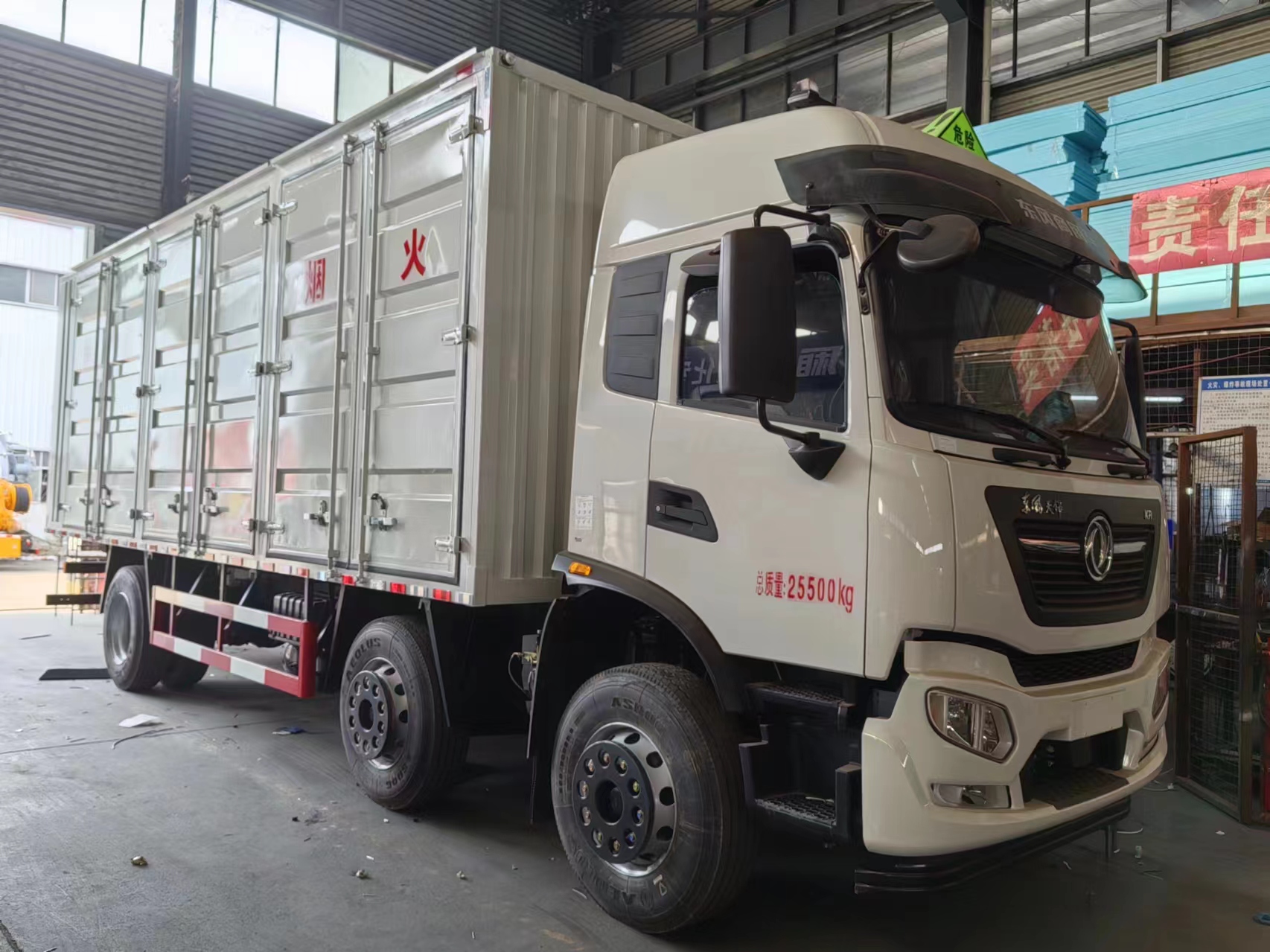 东风天锦三轴国六带左右开门危险品车