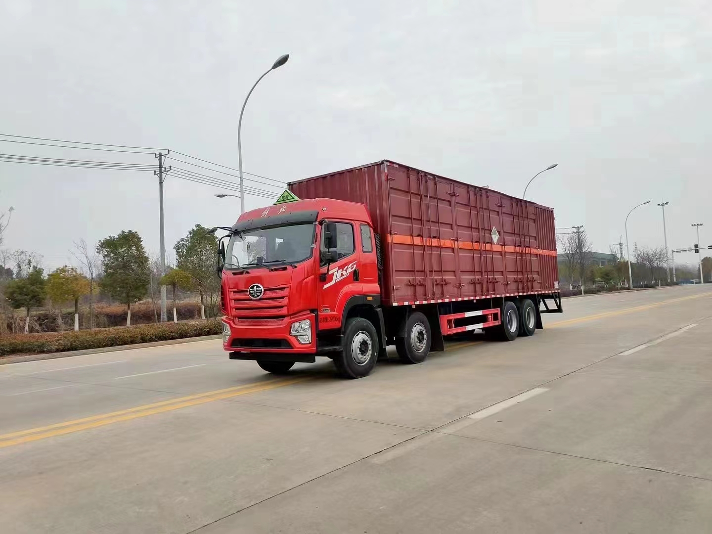 解放JK6国六前四后八危险品车