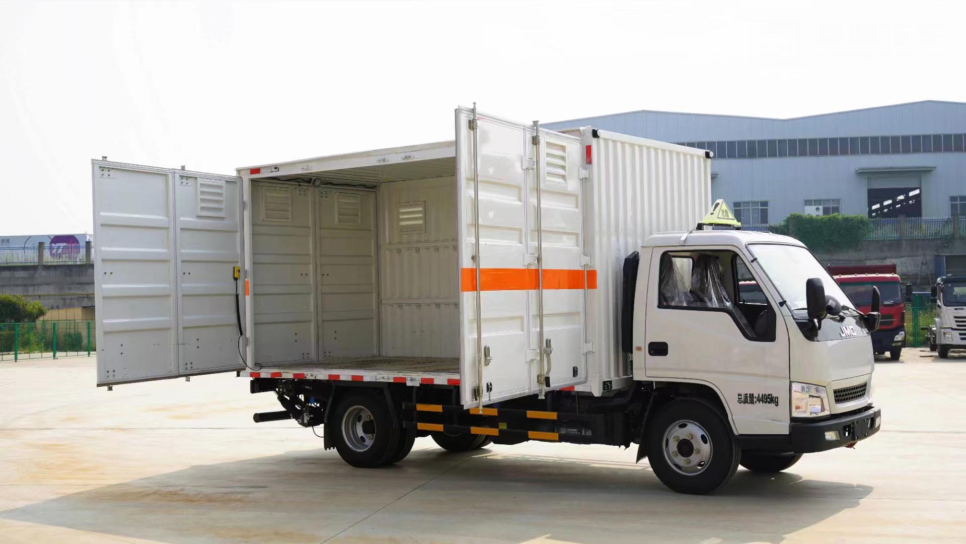 江铃国六带四开门危险品厢式车