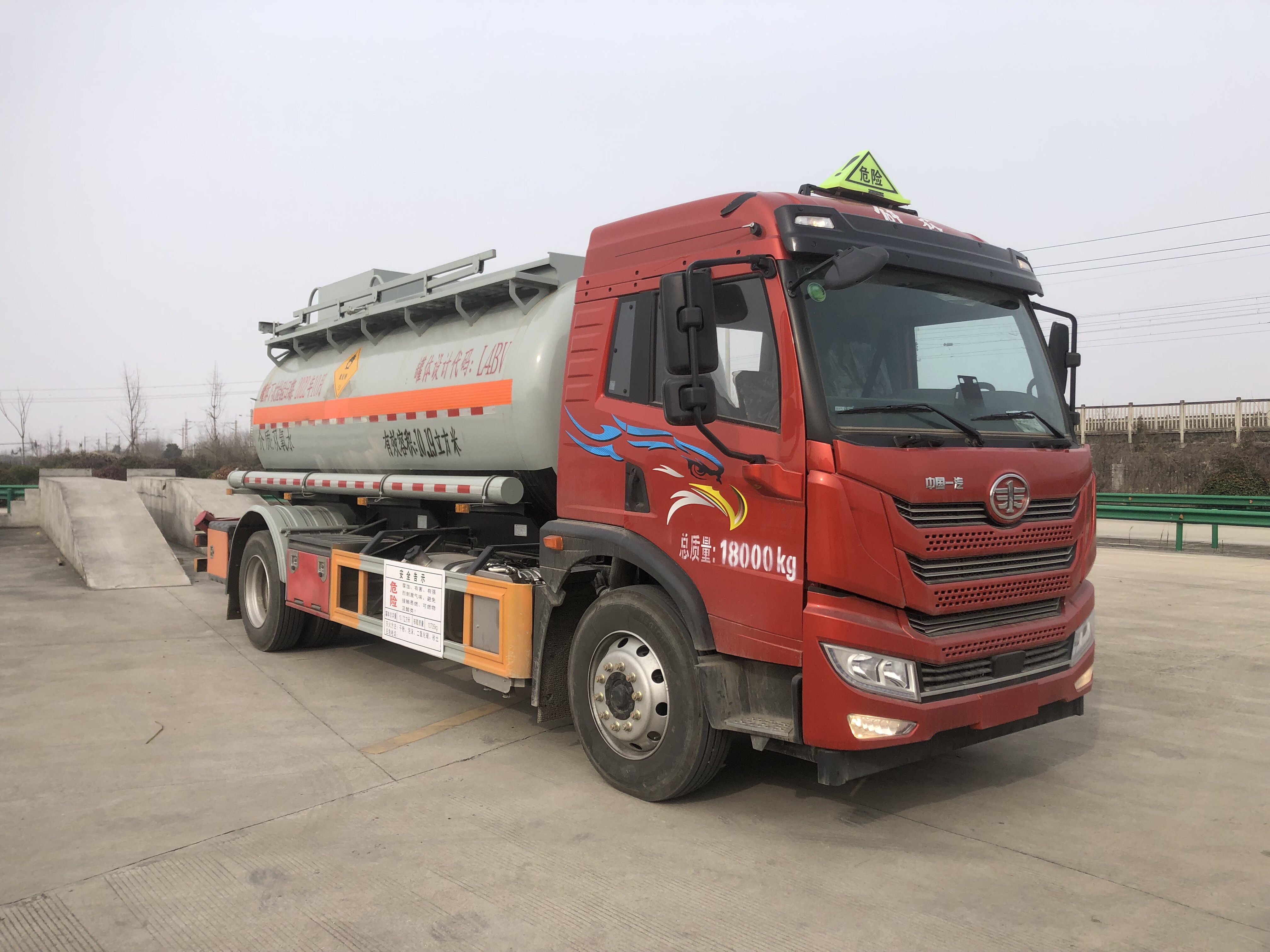 解放国六10吨氧化剂物品罐式运输车