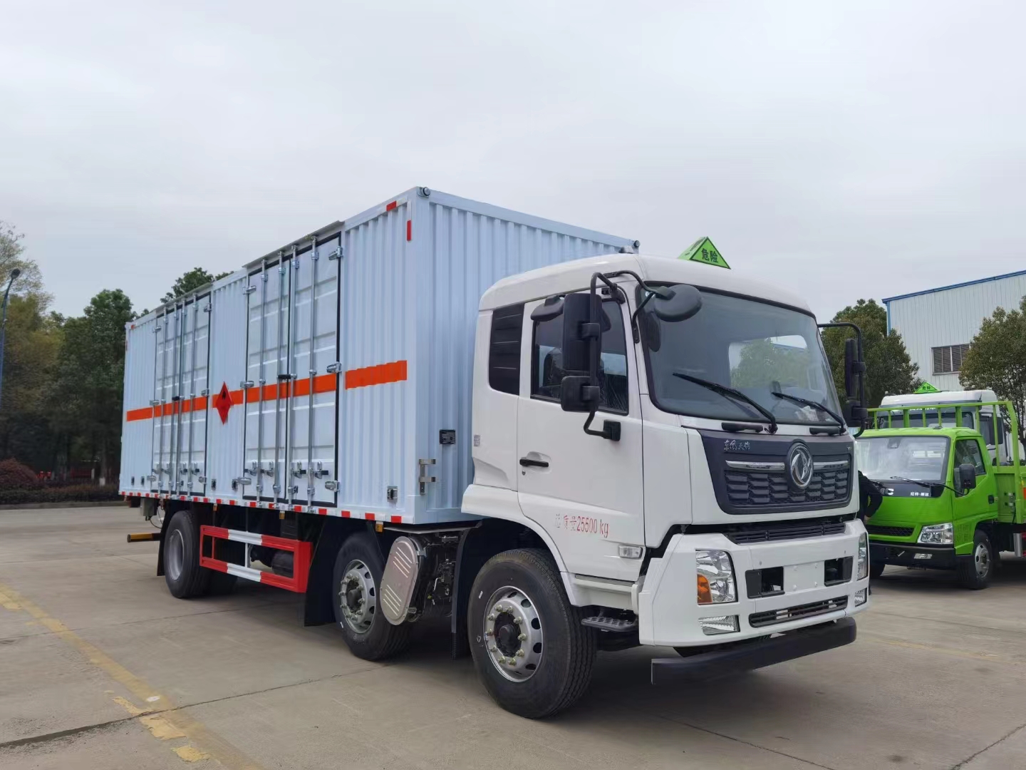 东风天锦三轴7米6国六瓦楞板危险品车