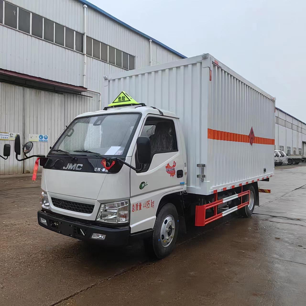 江铃国六带一个双侧门危险品车