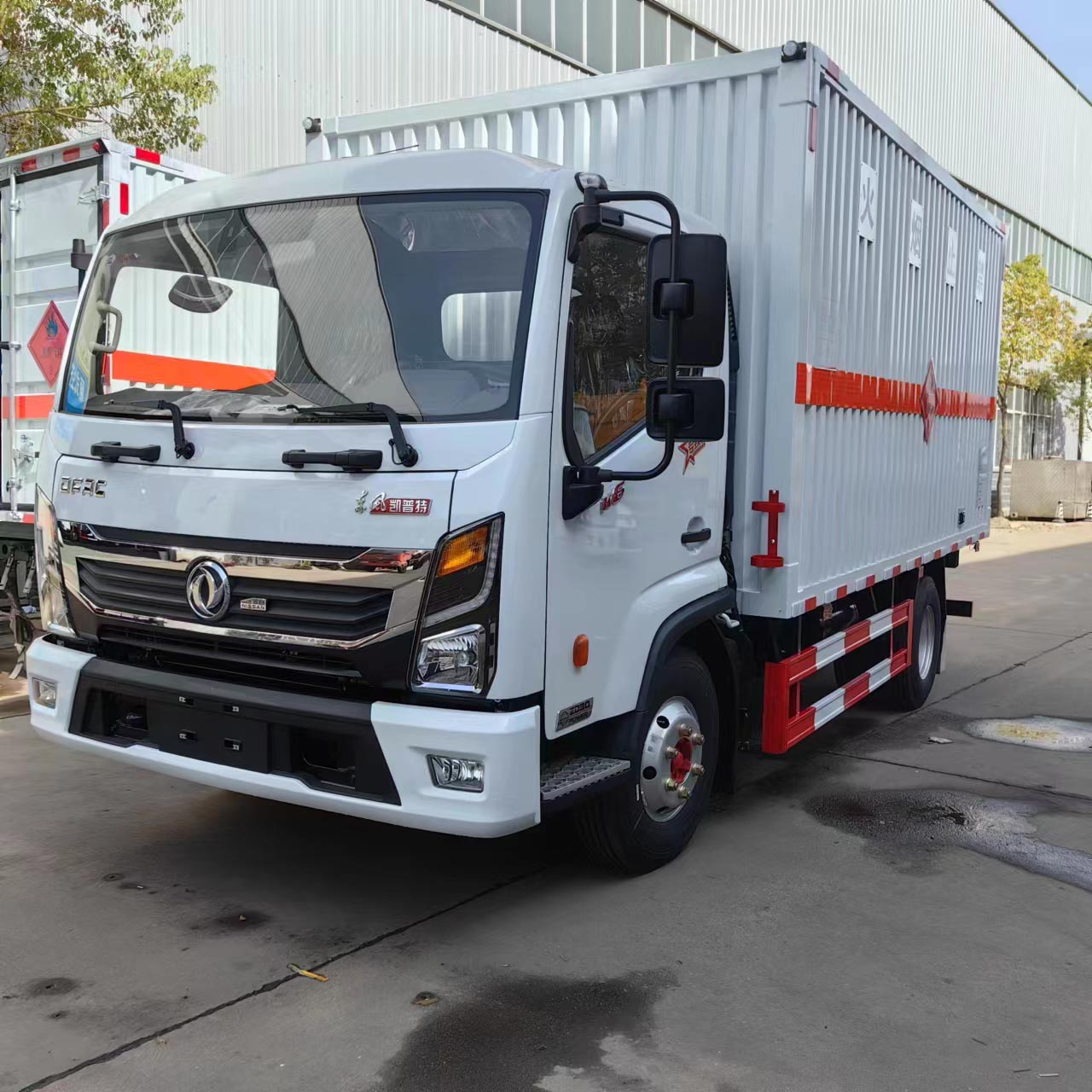 东风凯普特4.45米易燃液体厢式运输车