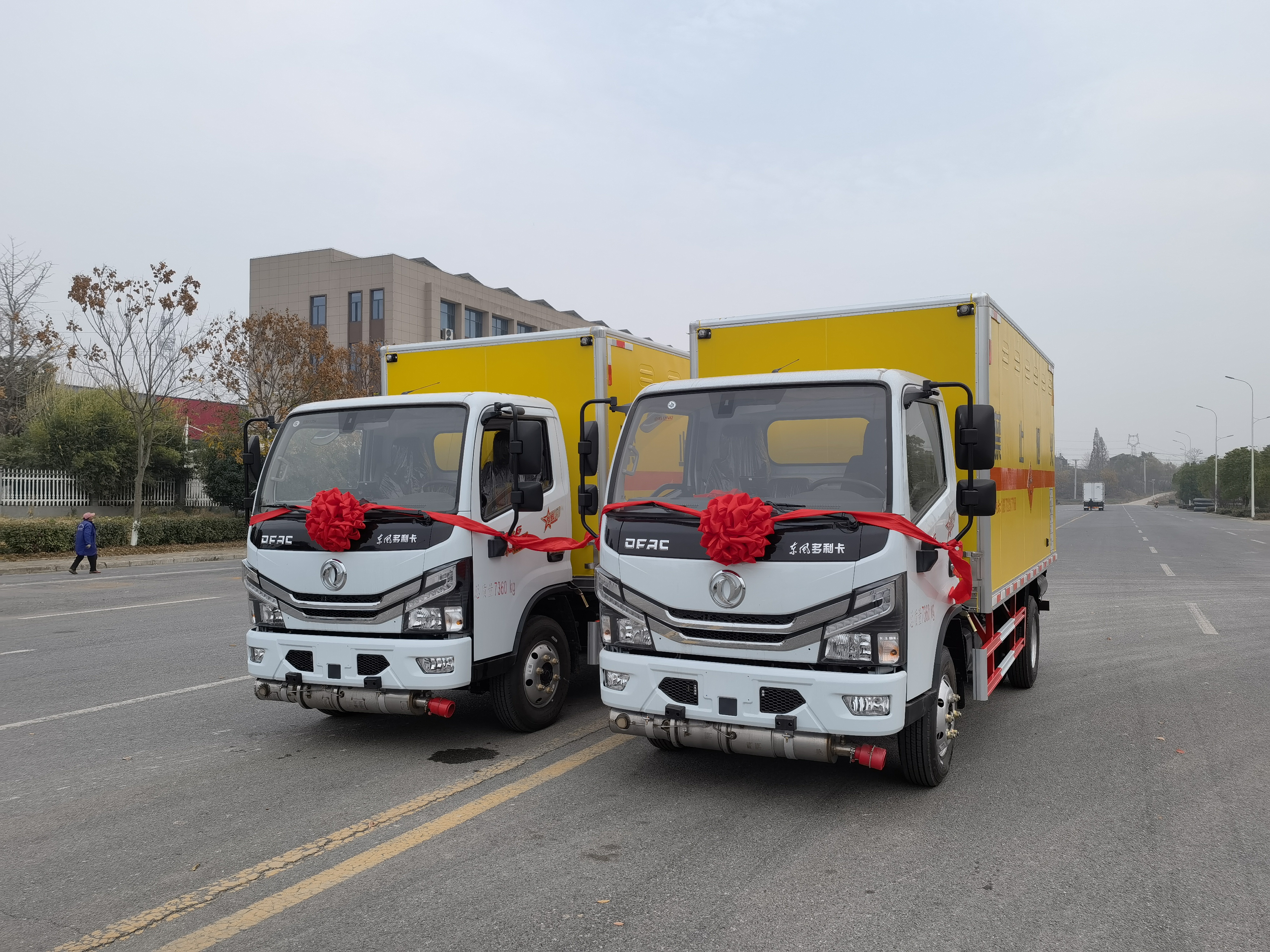 东风全柴136马力拉甲醇厢式危险品车