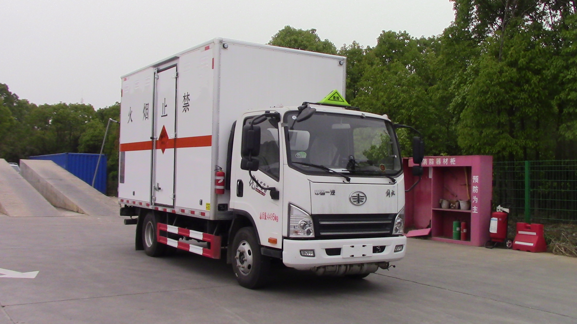 解放虎V国六2.3米高蓝牌危爆车