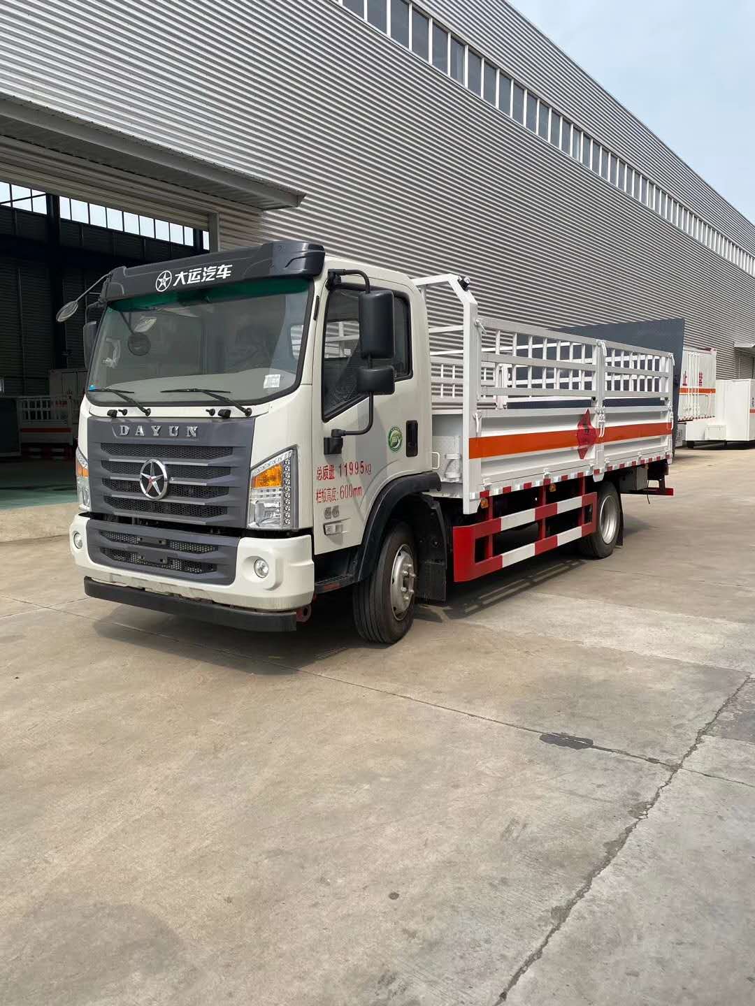 大运5米8国六气瓶车