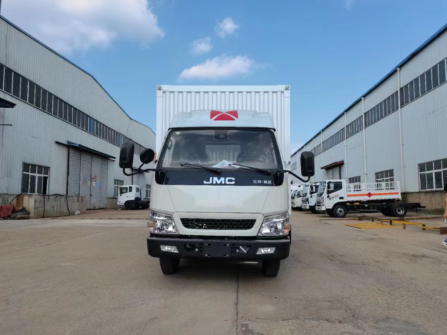 江铃国六带导流罩瓦楞板危险品车