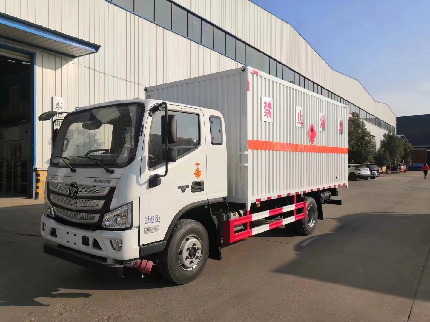 福田欧马可排半4米8国六瓦楞板危险品车