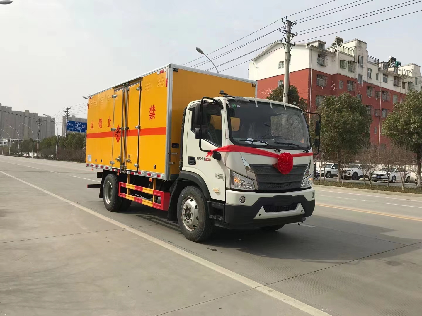 福田瑞沃额载6吨190马力国六爆破器材运输车