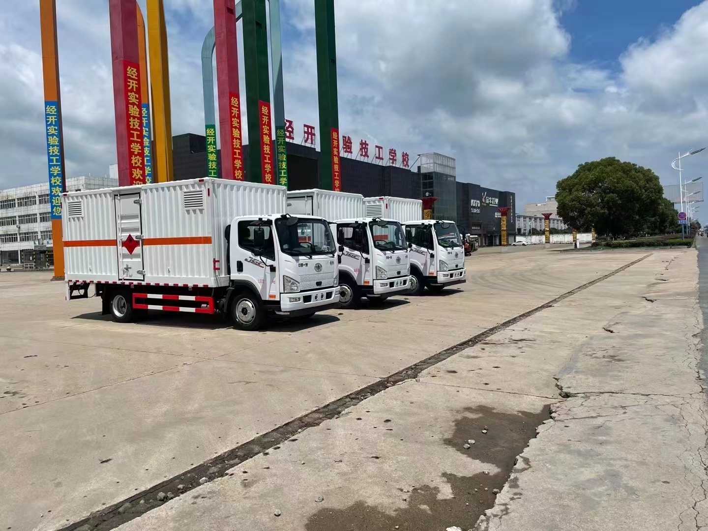 山西李总三台解放J6F国六瓦楞板危险品车发车