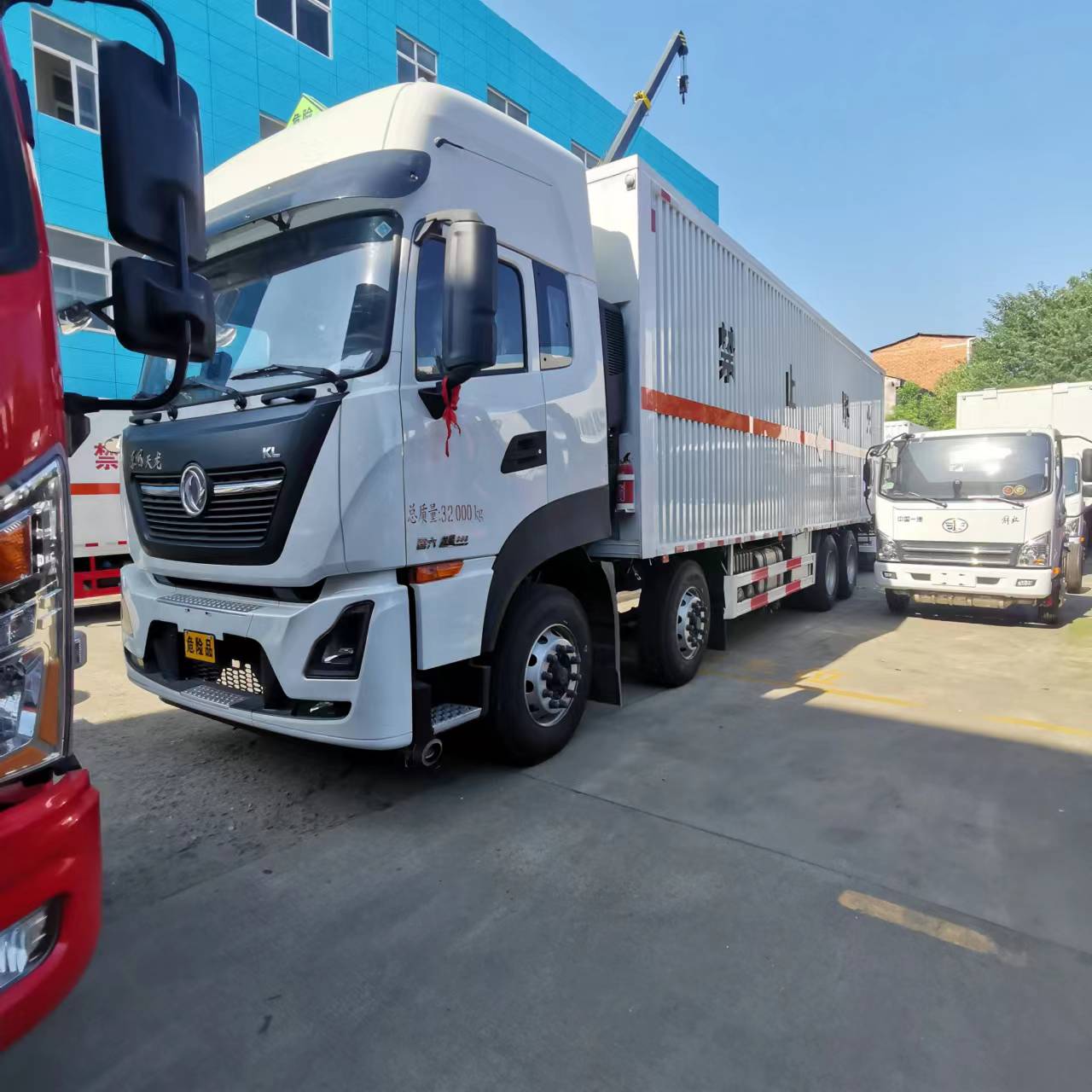 东风天龙前四后八高顶翼展危险品车