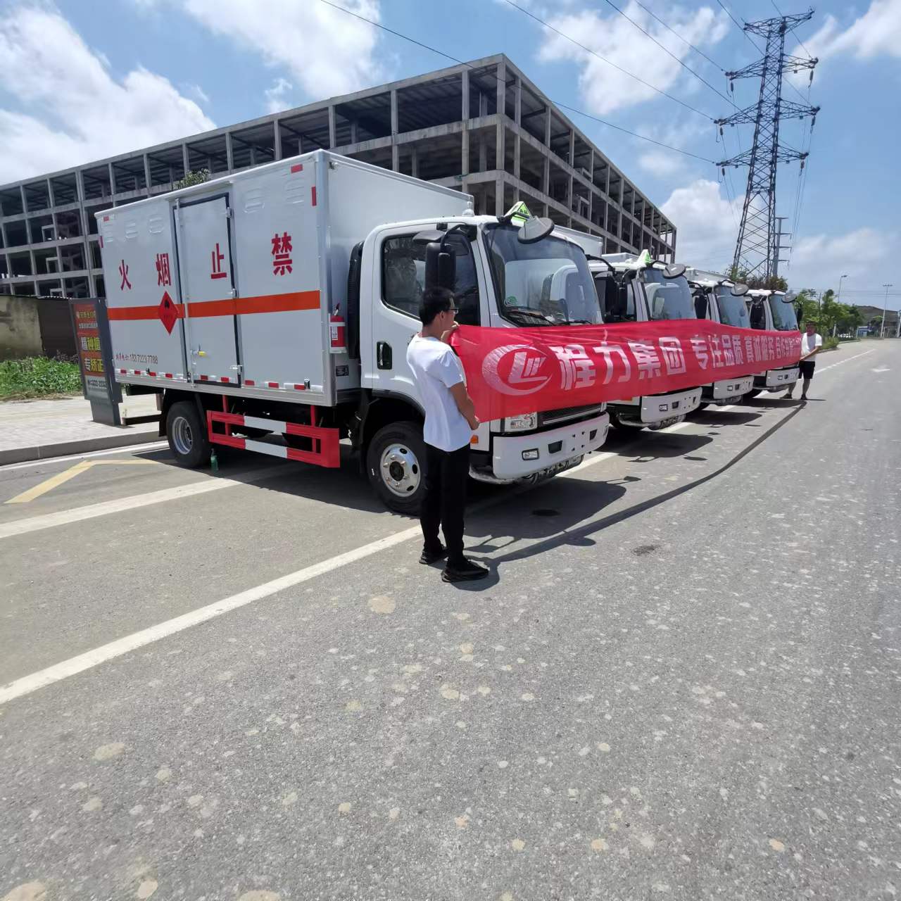 青海4台解放国六蓝牌危险品车批量发车