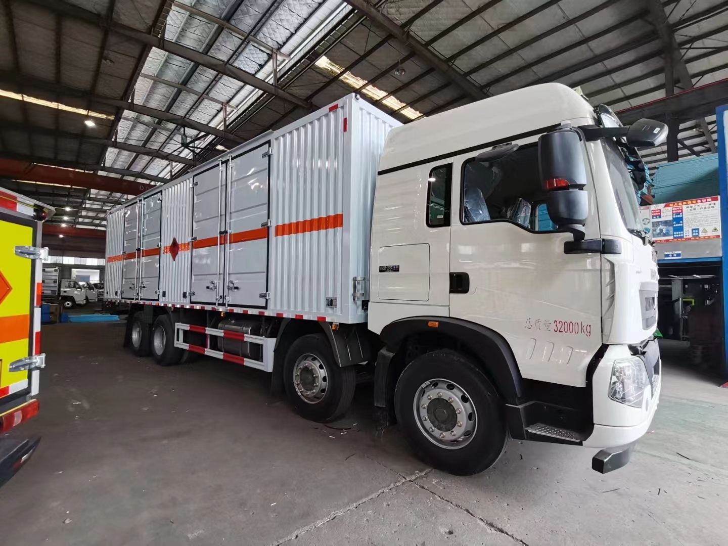 汕德卡国六前四后八瓦楞板危险品车