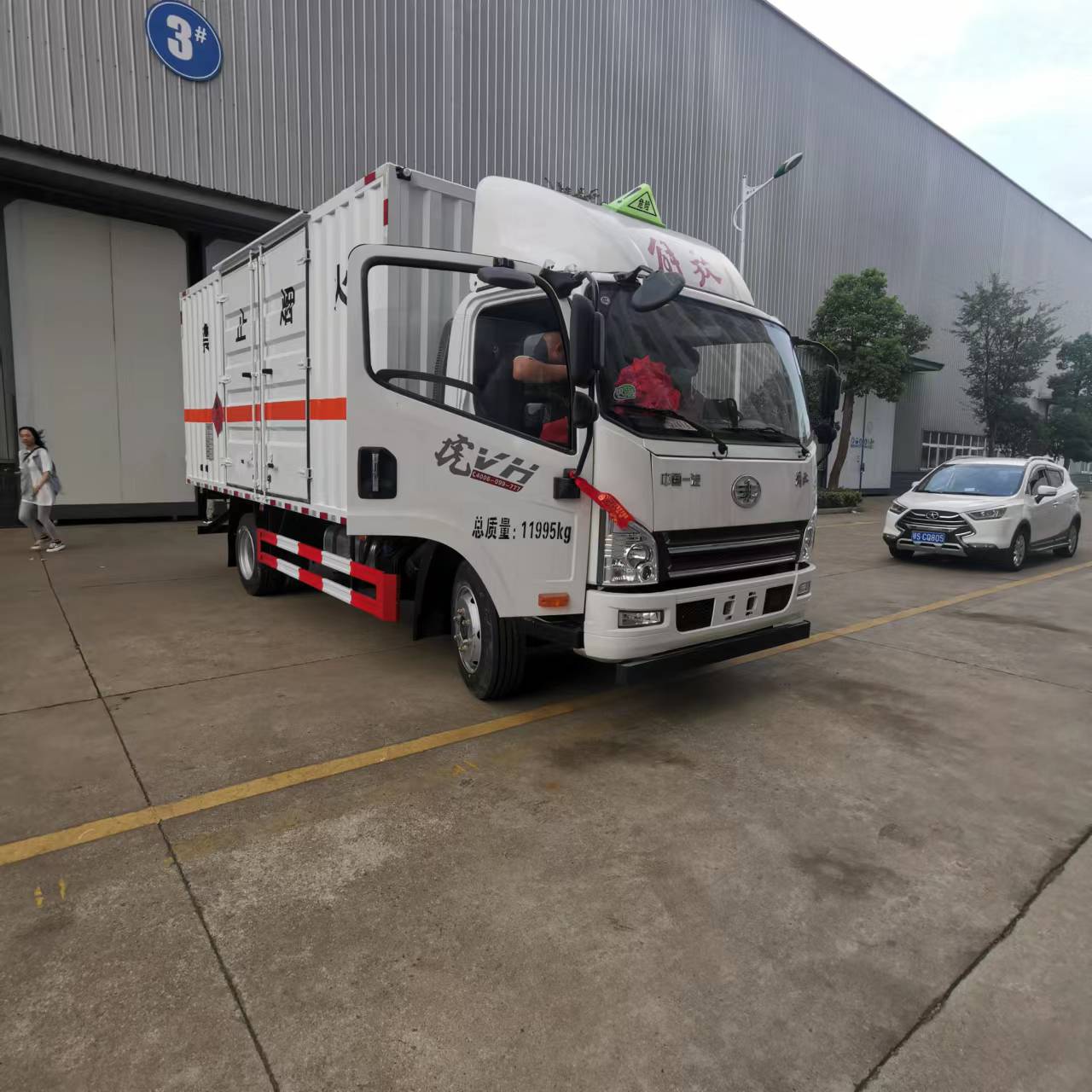 解放虎V国六5米1瓦楞板危险品车