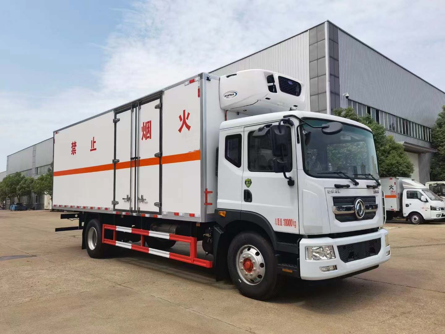 东风D9国六带独立机组危货运输车