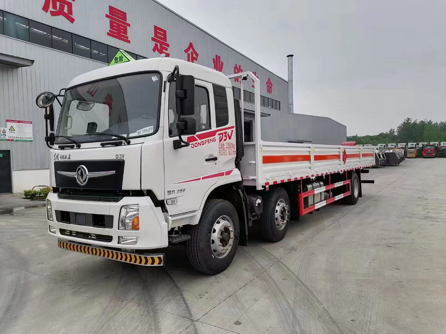 东风D3V国六三轴气瓶车
