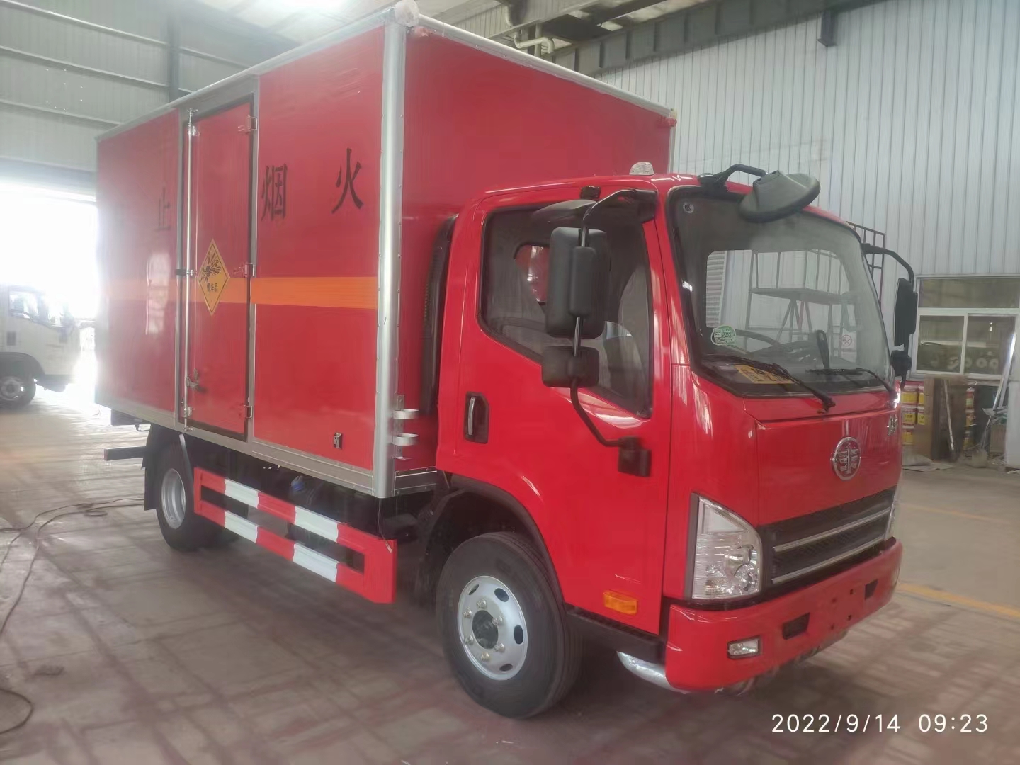 解放虎V国六红色危险品车